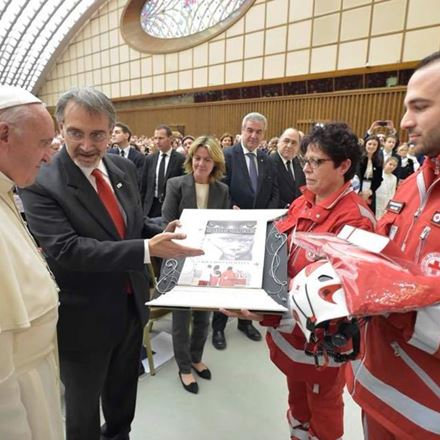 Papa se susreo s predstavnicima Crvenog križa